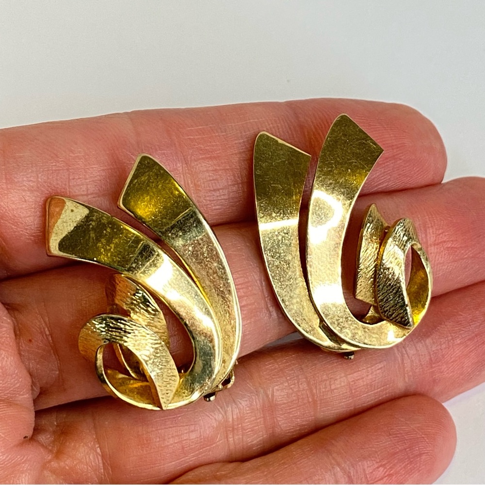 Alice Caviness Gold Tone Modernist Swirl Clip On Earrings Vintage Jewelry